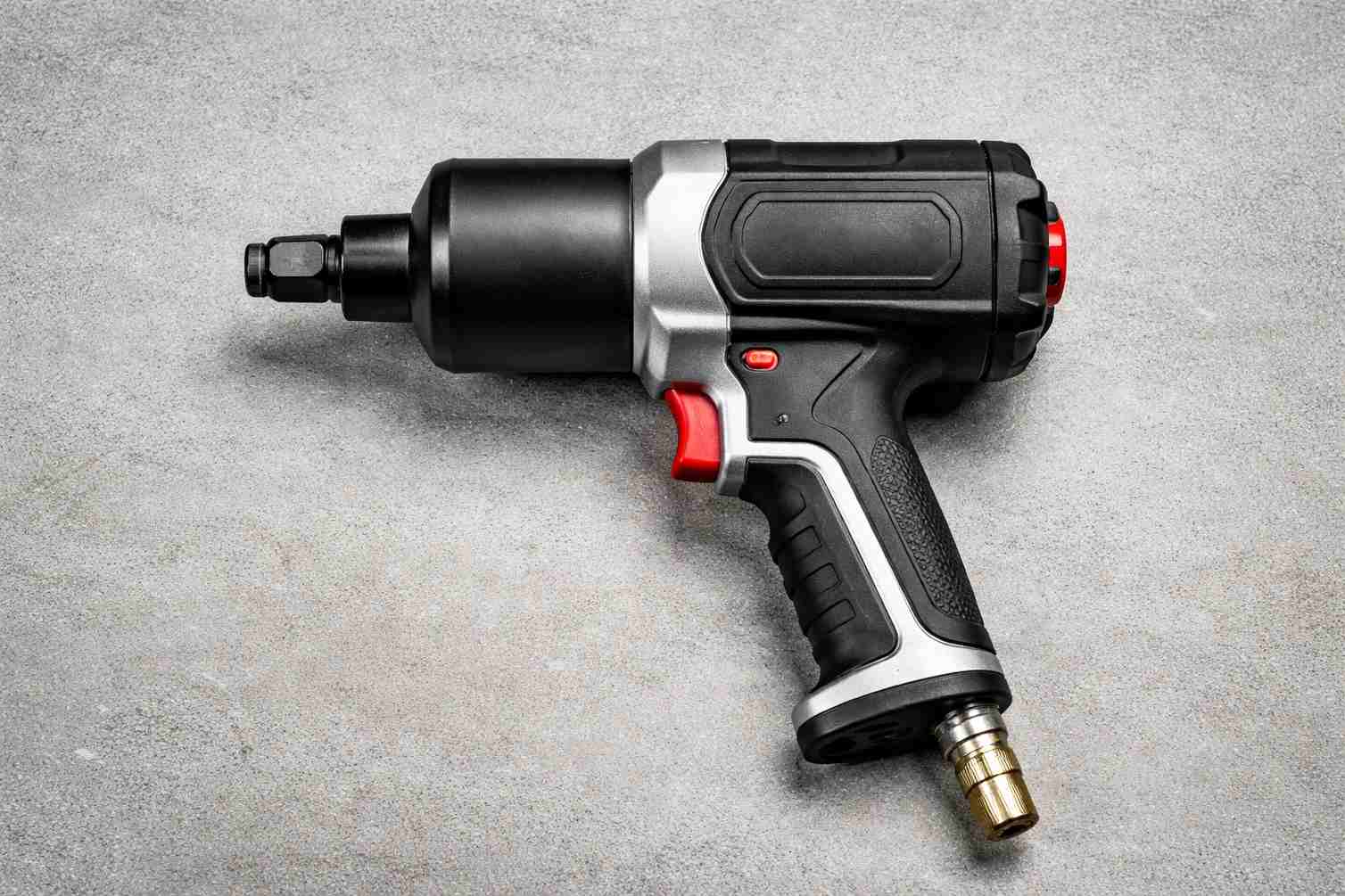 Klucz pneumatyczny – jaki wybrać do garażu i warsztatu?