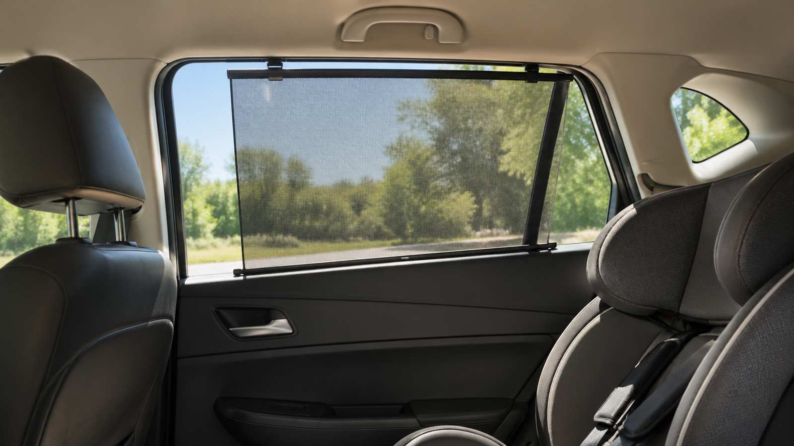 Roleta przeciwsłoneczna na szybę – przyssawka, statyczna czy dedykowana?